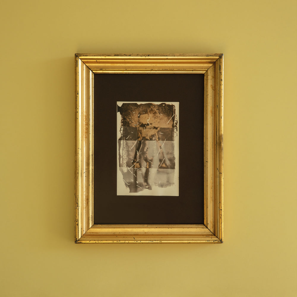 goldenerantiekrBilderrahmenaufgelberWandmitFotocollageeinernacktenFrau