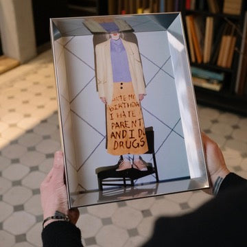 »Bday« von Janine Kühn — limitierter Fine Art Print in silbernem Aluminiumrahmen, Museumsglas, stark geneigt, Frameworks Berlin
