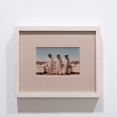 »The Dying River Project« von Jonas Kako — Fotografie aus Arizona 2022, Massivholzrahmen in gekalktem Ahorn, breites flaches Profil mit grauem Passepartout, Frameworks Berlin