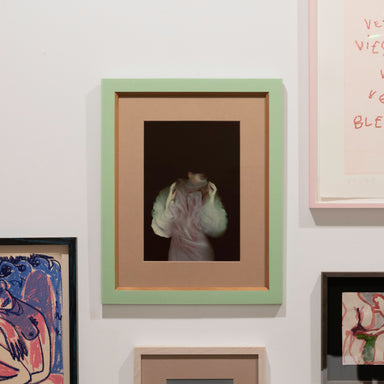 »Liminal« von Janine Kühn — gerahmte Fotografie, Massivholzrahmen in Mintgrün mit Innenkante aus geölter Erle und Glaspassepartout, Frameworks Berlin