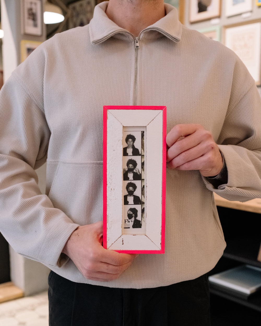 Man holding Frameworks_Berlin_Photobooth_Frame_Neon_Pink
