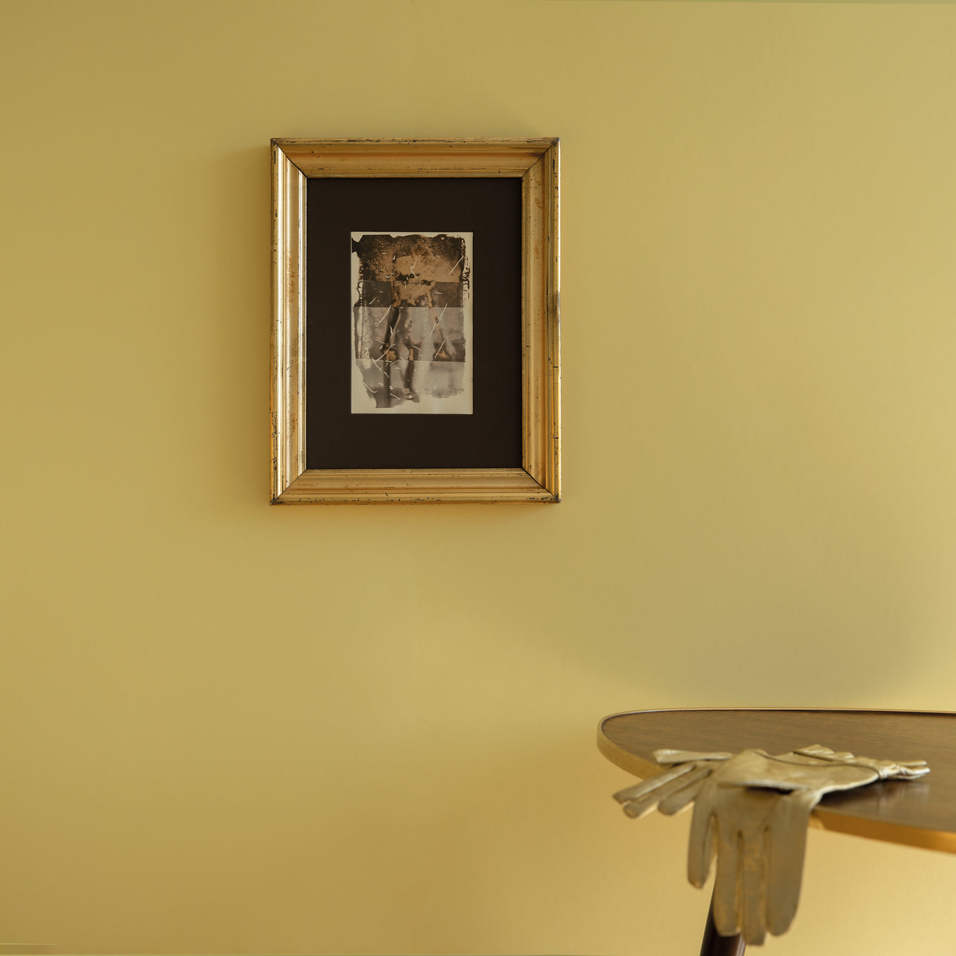 Frameworks_AntikrahmenBerlinerLeistegoldmitFotografieimPassepartoutangelberWandmitTisch
