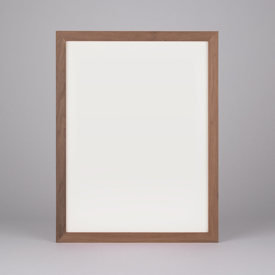 Gallery Frame To Go — Bilderrahmen Massivholz Nuss mit Fremdfeder Eckverbindung, Frameworks Berlin