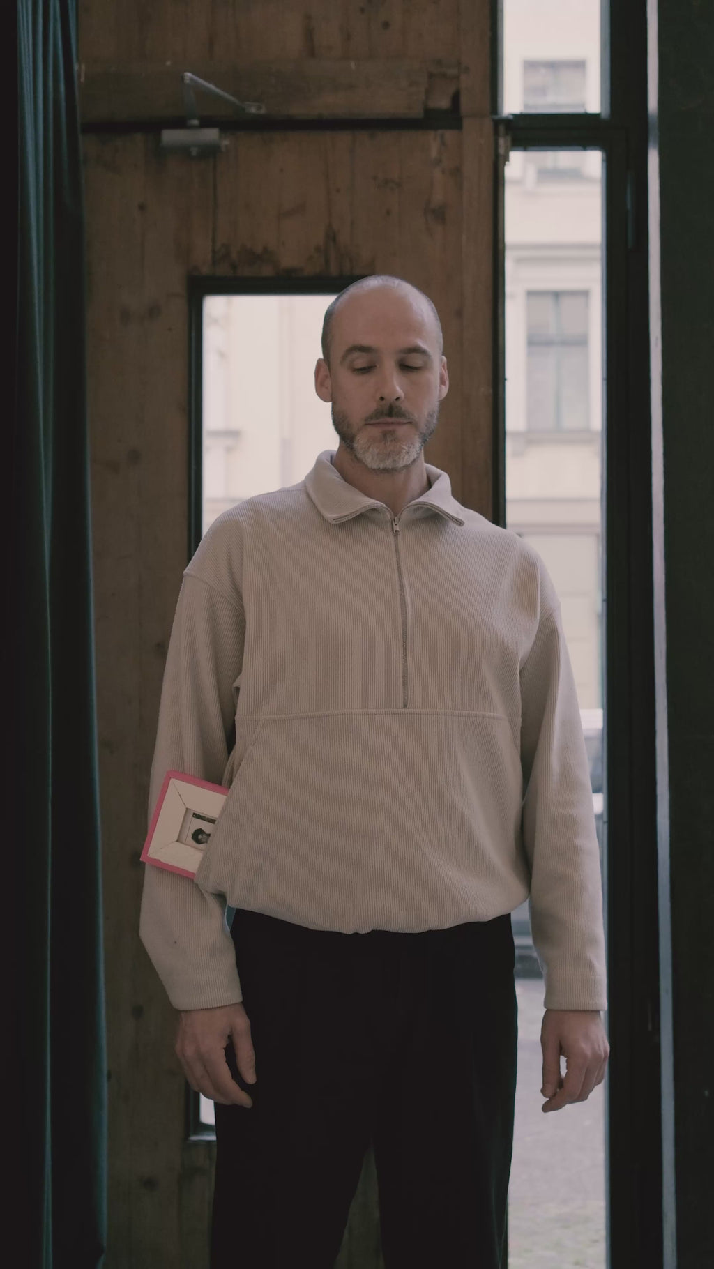 Steven holding a photobooth frame with neon pink from frameworks berlin